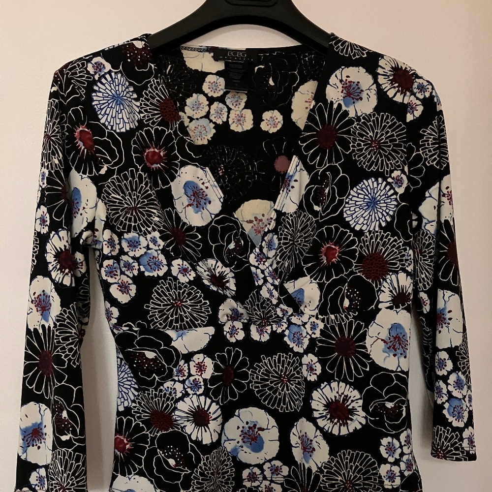 New BCBG V neck blouse